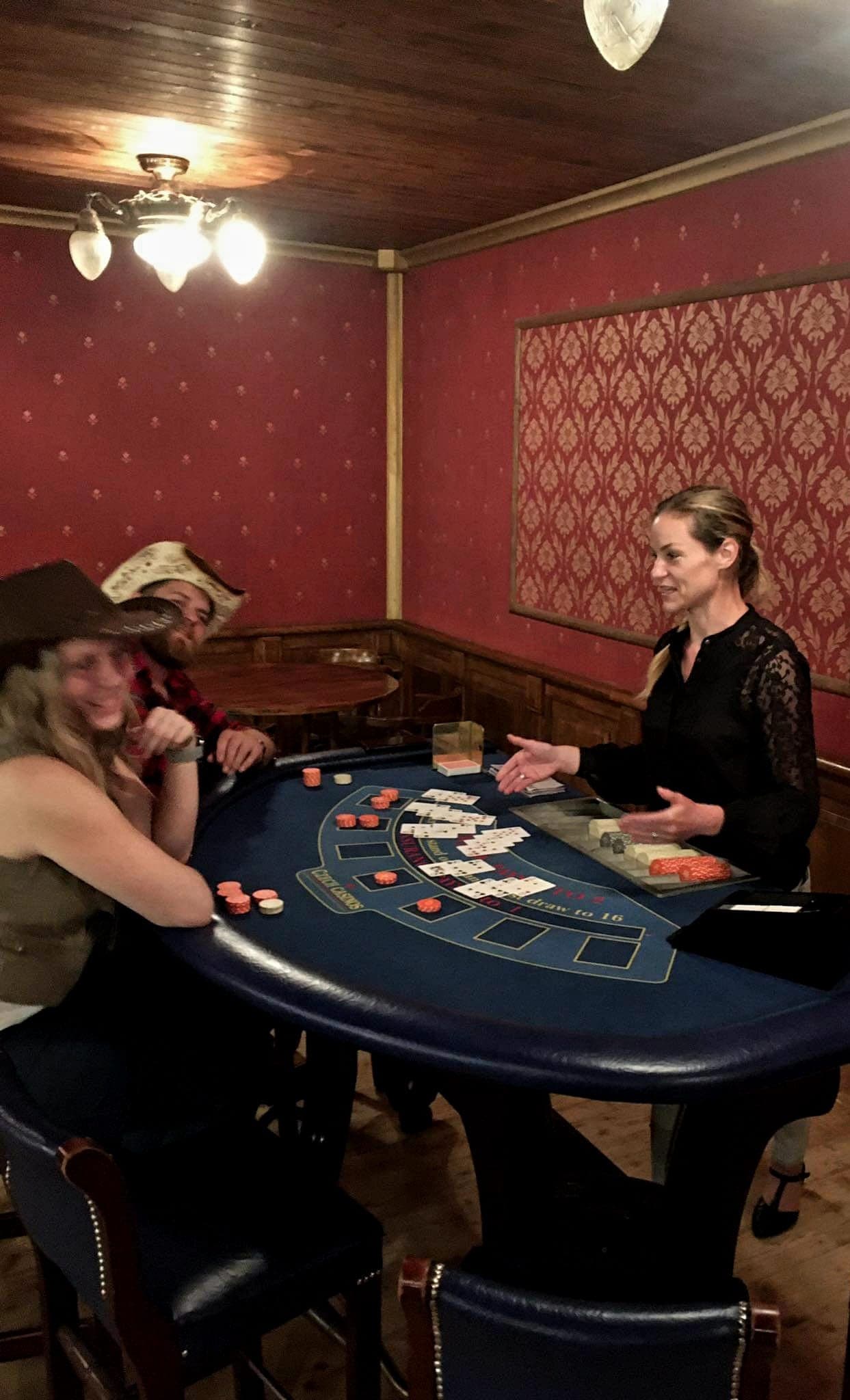 Krupiérka mobilního casina vede hru Black Jack na soukromé akci